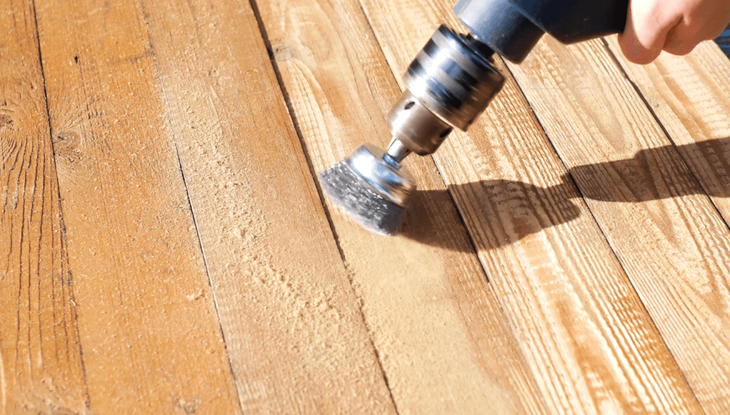 Een houten vloer borstelen